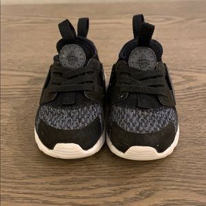 Toddler Nike Air Hurache size 5c